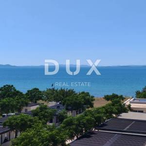 ZADAR, PRIVLAKA - Nevjerojatan Dvoetažni Penthouse s Prostranom Krovnom Terasom 120 Metara od Mora s Očaravajućim Pogledom na M...