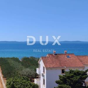 ZADAR, PRIVLAKA - Nevjerojatan Dvoetažni Penthouse s Prostranom Krovnom Terasom 120 Metara od Mora s Očaravajućim Pogledom na M...