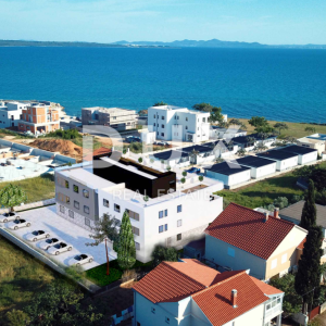 ZADAR, PRIVLAKA - Nevjerojatan Dvoetažni Penthouse s Prostranom Krovnom Terasom 120 Metara od Mora s Očaravajućim Pogledom na M...