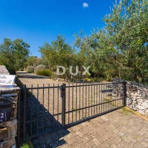 ZADAR, VELI IŽ - Komad raja s privatnim pristupom plaži!