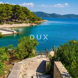 ZADAR, VELI IŽ - Komad raja s privatnim pristupom plaži!