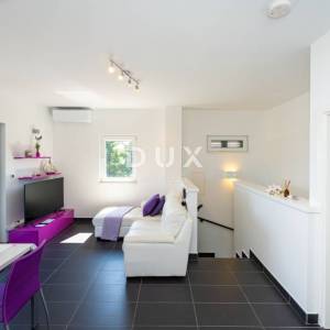 ZADAR, VELI IŽ - Komad raja s privatnim pristupom plaži!