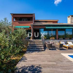 ZADAR, VELI IŽ - Komad raja s privatnim pristupom plaži!