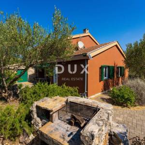 ZADAR, VELI IŽ - Komad raja s privatnim pristupom plaži!