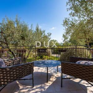 ZADAR, VELI IŽ - Komad raja s privatnim pristupom plaži!