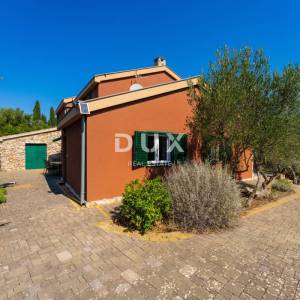 ZADAR, VELI IŽ - Komad raja s privatnim pristupom plaži!