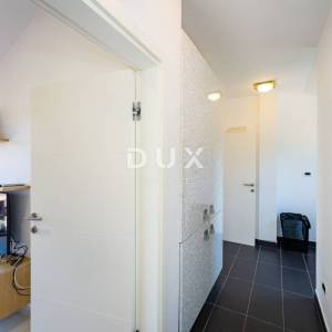 ZADAR, VELI IŽ - Komad raja s privatnim pristupom plaži!