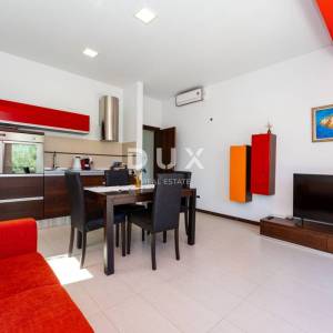 ZADAR, VELI IŽ - Komad raja s privatnim pristupom plaži!