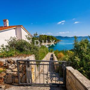 ZADAR, VELI IŽ - Komad raja s privatnim pristupom plaži!