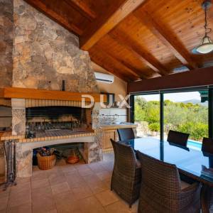 ZADAR, VELI IŽ - Komad raja s privatnim pristupom plaži!