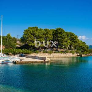 ZADAR, VELI IŽ - Komad raja s privatnim pristupom plaži!