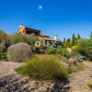 ZADAR, VELI IŽ - Komad raja s privatnim pristupom plaži!