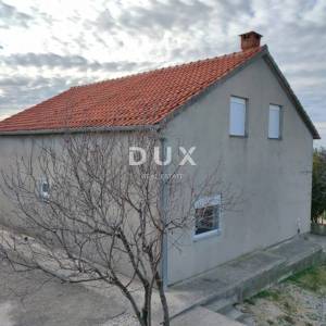 ZADAR, VISOČANE - Kuća s prostranom okućnicom