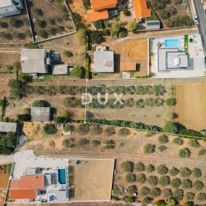 ZADAR, VRSI – Atraktivno zemljište u mirnom naselju! A2