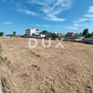 ZADAR, ZUKVE - Zemljište za 3 zgrade, 12 stanova s ishođenom građevinskom dozvolom – 300 m od mora!