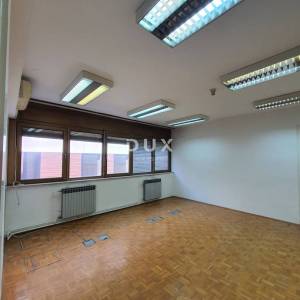 ZAGREB, MAKSIMIR - Uredski prostor 57 m², poslovna zgrada s liftom, blizina Kvatrića