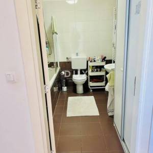 ZAGREB, MIKULIĆI - Prostrani četverosobni stan s garažom i dva parkirna mjesta na prvom katu