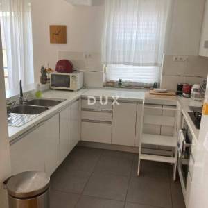 ZAGREB, MIKULIĆI - Prostrani četverosobni stan s garažom i dva parkirna mjesta na prvom katu