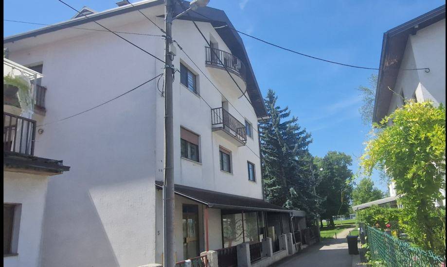 ZAGREB, OKRETIŠTE DUBRAVA, KUĆA SA 3 STANA I POSL. PROSTORIMA (prodaja