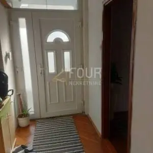 Zagreb, Tešnjevka, kuća s 2 stana, garažom i okućnicom