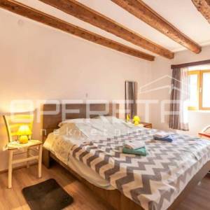 Adaptirana šarmantna kuća u nizu 100m2 Marčana 