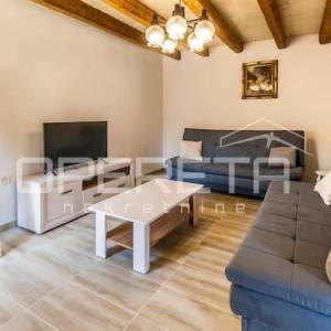 Adaptirana šarmantna kuća u nizu 100m2 Marčana 