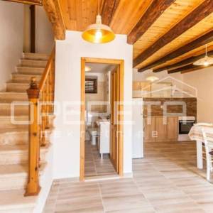 Adaptirana šarmantna kuća u nizu 100m2 Marčana 