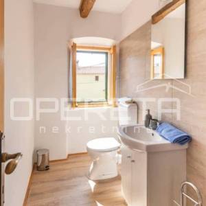 Adaptirana šarmantna kuća u nizu 100m2 Marčana 