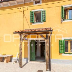 Adaptirana šarmantna kuća u nizu 100m2 Marčana 