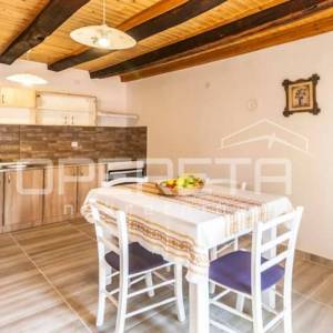 Adaptirana šarmantna kuća u nizu 100m2 Marčana 