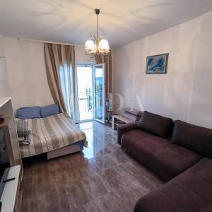 Apartman blizu mora sa 2 balkona i otvorenim pogledom