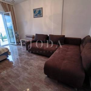 Apartman blizu mora sa 2 balkona i otvorenim pogledom