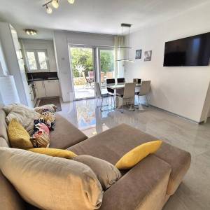 Apartman u prizemlju s pogledom na more - Njivice