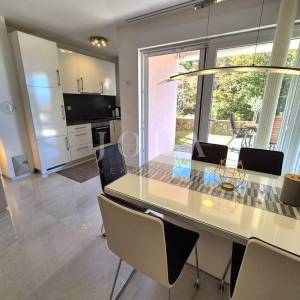 Apartman u prizemlju s pogledom na more - Njivice