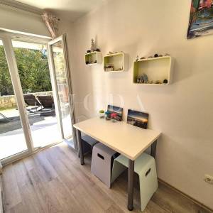 Apartman u prizemlju s pogledom na more - Njivice