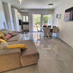 Apartman u prizemlju s pogledom na more - Njivice