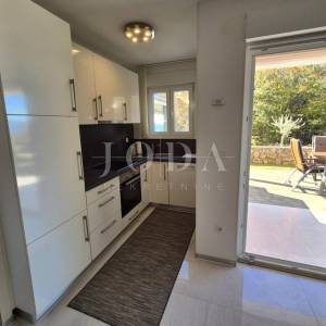 Apartman u prizemlju s pogledom na more - Njivice