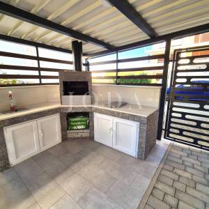 Apartman u prizemlju s pogledom na more - Njivice