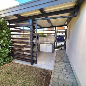 Apartman u prizemlju s pogledom na more - Njivice