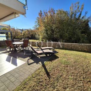 Apartman u prizemlju s pogledom na more - Njivice