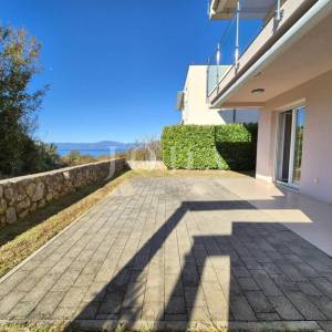 Apartman u prizemlju s pogledom na more - Njivice