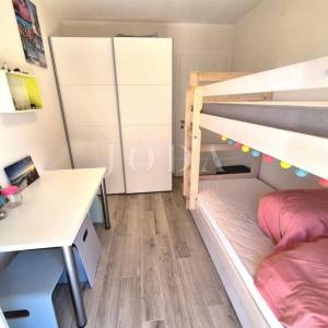 Apartman u prizemlju s pogledom na more - Njivice
