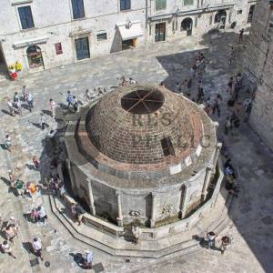 APARTMANI S POSLOVNIM PROSTOROM U STAROM GRADU - CIJENA NA UPIT