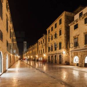 APARTMANI S POSLOVNIM PROSTOROM U STAROM GRADU - CIJENA NA UPIT