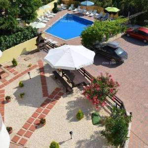 Apartmanski objekt s bazenom na odličnoj lokaciji, s pogledom na more u Medulinu