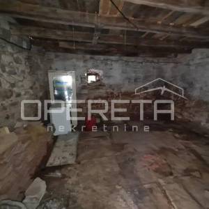 Autentična kamena kuća u srcu Grohota s dvorištem i parkingom