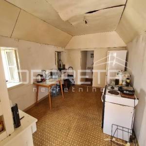 Autentična kamena kuća u srcu Grohota s dvorištem i parkingom