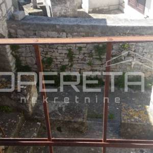 Autentična kamena kuća u srcu Grohota s dvorištem i parkingom