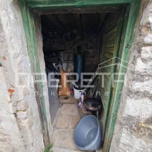 Autentična kamena kuća u srcu Grohota s dvorištem i parkingom