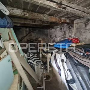 Autentična kamena kuća u srcu Grohota s dvorištem i parkingom